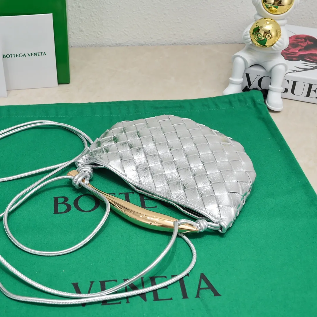 Batch of 1260 BV Mini Sardine is coming‼ ️Super high-end, stainless steel hardware + 24k real gold plating process, fish scales (concave and convex positions) are the finishing touch, the sardine bag that can be carried cross-body is completely beautiful to the heart. The metal element handle and weaving are perfectly combined to completely integrate the artistic sense and elegance and fashion. It is really like a work of art🏺The large size is elegant, the small size is exquisite and cute, a must-have item for fashionistas, and the details are perfectly reproduced. Style number: 6680# Size 20*12*2.5